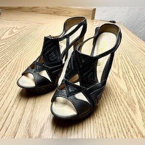 L.A.M.B. Elegant Black Leather Women's Perp Toe Sandals